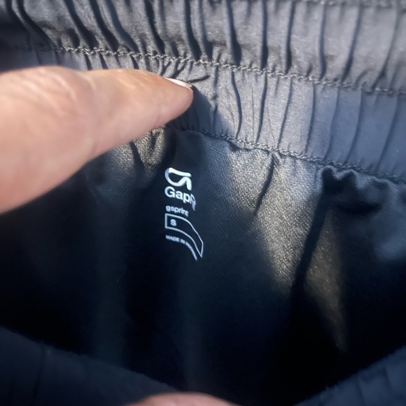 Gap fit workout shorts - Picture 2 of 5